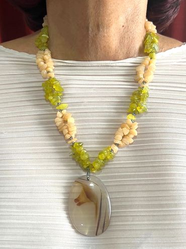 Handmade necklace
Peridot
Calcite
Agate Pendant