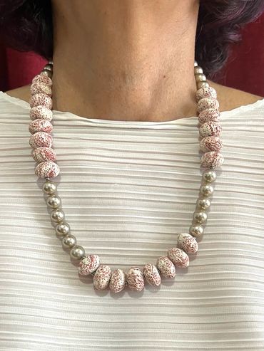 Handmade necklace
Shell Pearls
Lava