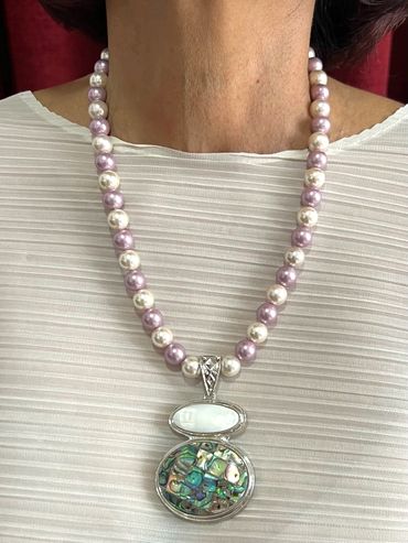 Handmade necklace
Shell Pearls
Abalone Pendant