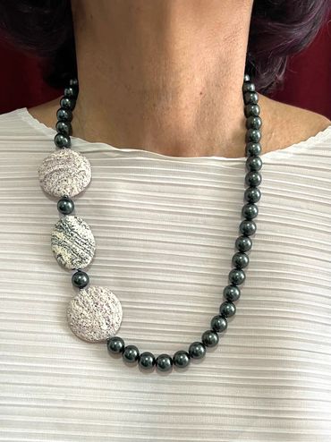 Handmade necklace
Shell Pearls
Lava