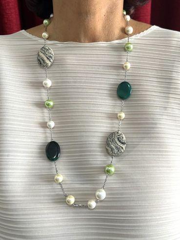 Handmade necklace
Shell Pearls
Lava
Agate