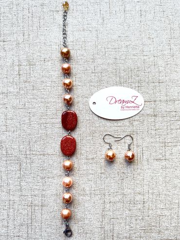 Handmade bracelet
Shell Pearls
Goldstone