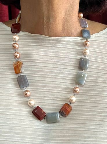 Handmade necklace
Shell Pearls
Agate