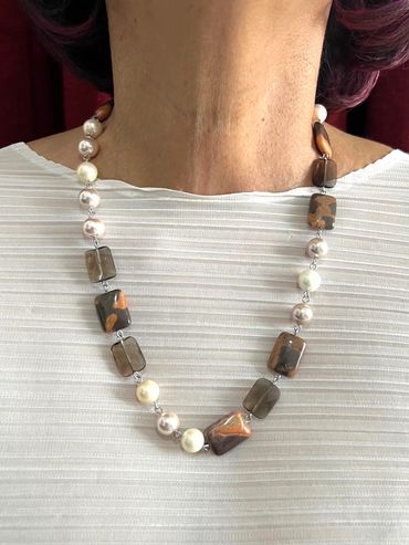 Handmade necklace
Shell Pearls
Smoky Quartz
Wonderstone