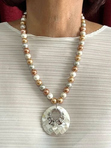 Handmade necklace
Mother of Pearl
Shell Pearls
