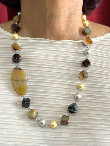 Handmade necklace
Shell Pearls
Agate
