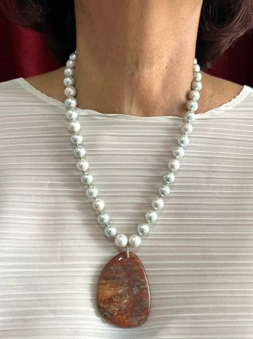 Handmade necklace
Shell Pearls
Agate Pendant