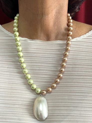 Handmade necklace
Shell Pearls
Shell Pendant