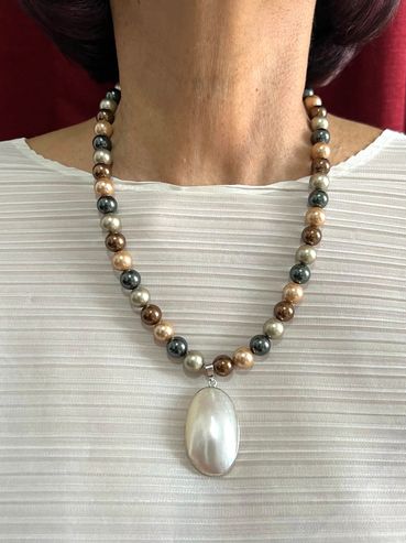 Handmade necklace
Shell Pearls
Shell Pendant