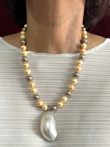 Handmade necklace
Shell Pearls
Shell Pendant