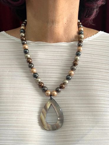 Handmade necklace
Tahiti Shell Pendant
Shell Pearls