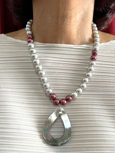 Handmade necklace
Shell Pearls
Tahiti Sea Shell Pendant