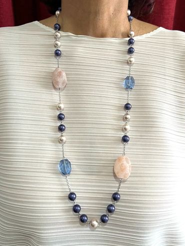 Handmade necklace
Shell Pearls
Strawberry Quartz
Blue Crystal