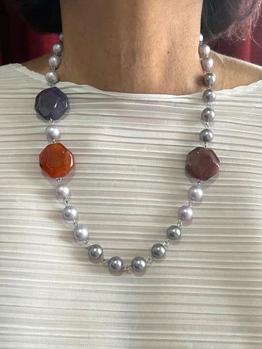 Handmade necklace
Shell Pearls
Tricolour Agate