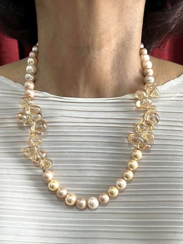 Handmade necklace
Crystal Quartz
Shell Pearls