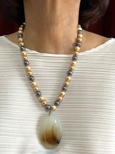 Handmade necklace
Shell Pearls
Landscape Agate Pendant