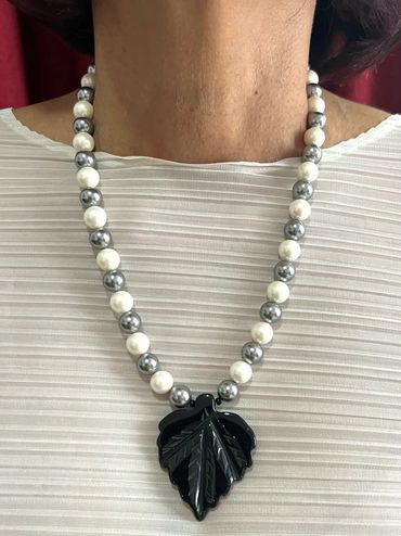 Handmade Necklace
Shell Pearls
Leaf Agate Pendant
