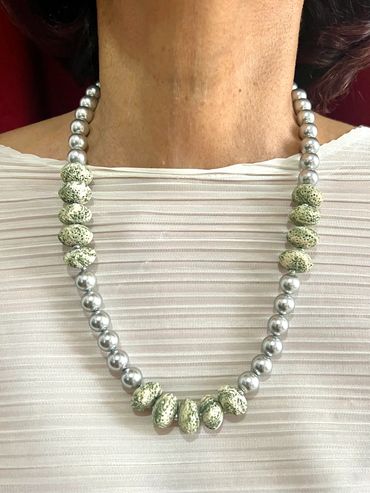 Handmade necklace
Shell Pearls
Lava