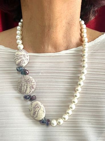 Handmade necklace
Shell Pearls
Lava
Crystal Quartz