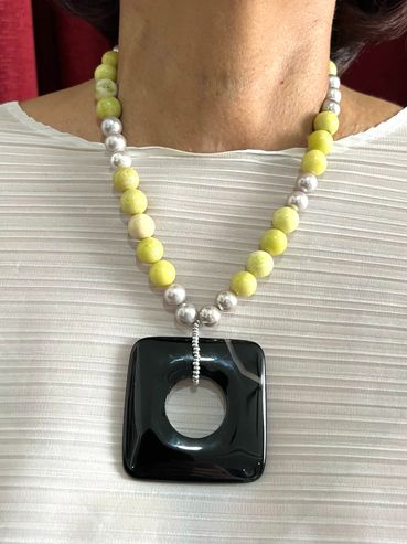 Handmade necklace
Shell Pearls
Lemon Jasper
Onyx pendant
