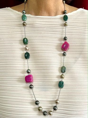 Handmade necklace
Shell Pearls
Bloodstone
Agate