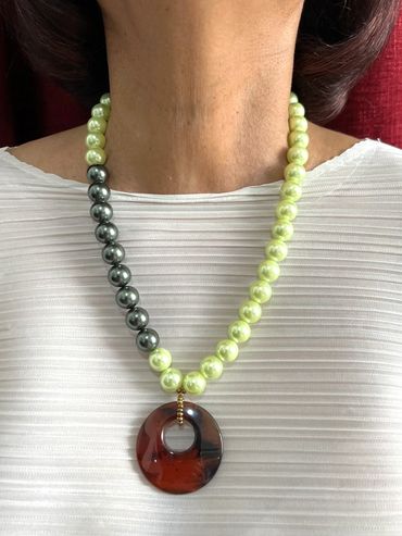Handmade necklace
Shell Pearls
Agate Pendant