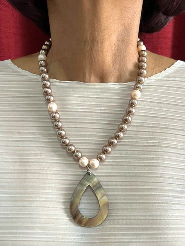 Handmade necklace
Shell Pearls
Tahiti Shell Pendant