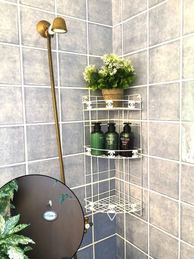 Baño exterior en el jardín, con acceso desde la piscina.