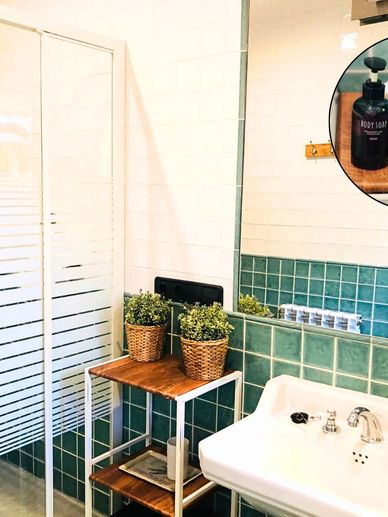 Baño de la planta baja con ducha, en suite con el dormitorio.