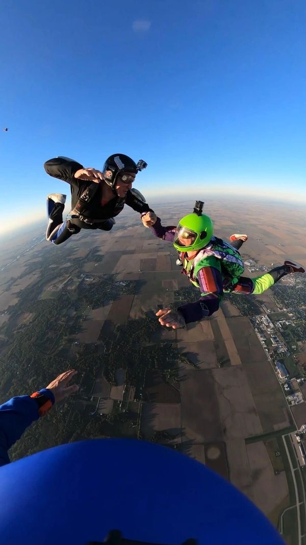 make friends skydiving