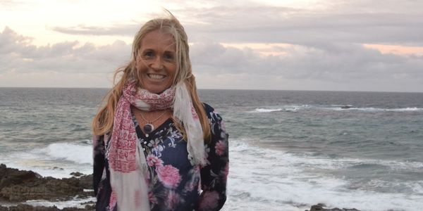 Kirsten beside the sea on sunset