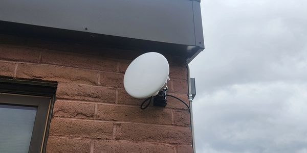 6Ghz/5.7Ghz Wireless bridge installed on a building.
