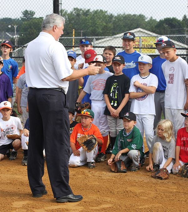 Former Baltimore Orioles World Series Champion Bill Swaggerty speaks to a group of campers.