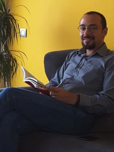 Dr. Selim Birol' un çalışma ofisinde koltuk üzerinde otururken çekilen resmi.