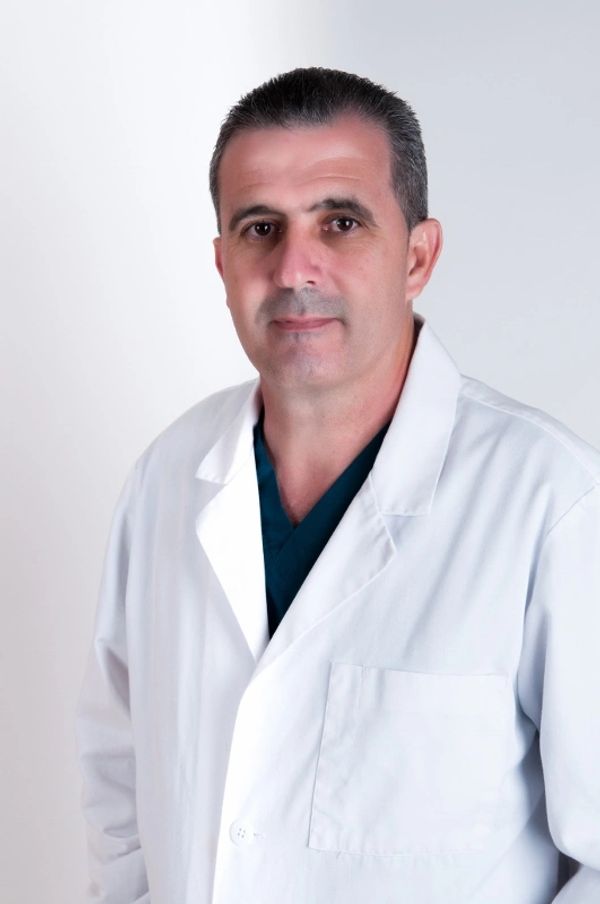 Foto del doctor Aniceto R. Cabrera, principal médico de acupuntura en Miami Acupuntura 1.