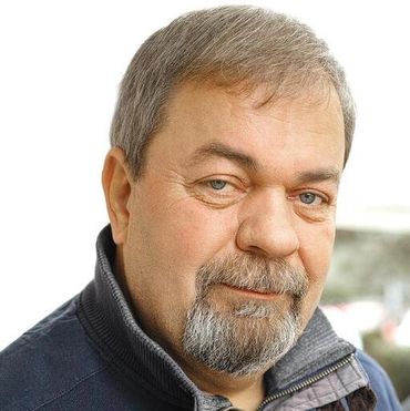 Pater always lookin hansome when he does beach time with his swater