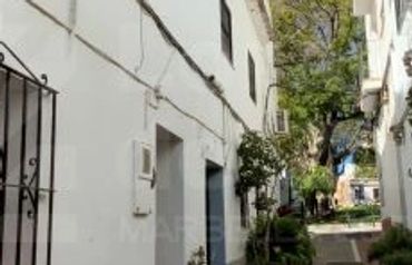 Sunny semi-detached townhouse with 3 floors with tourist license in Marbella old town for sale