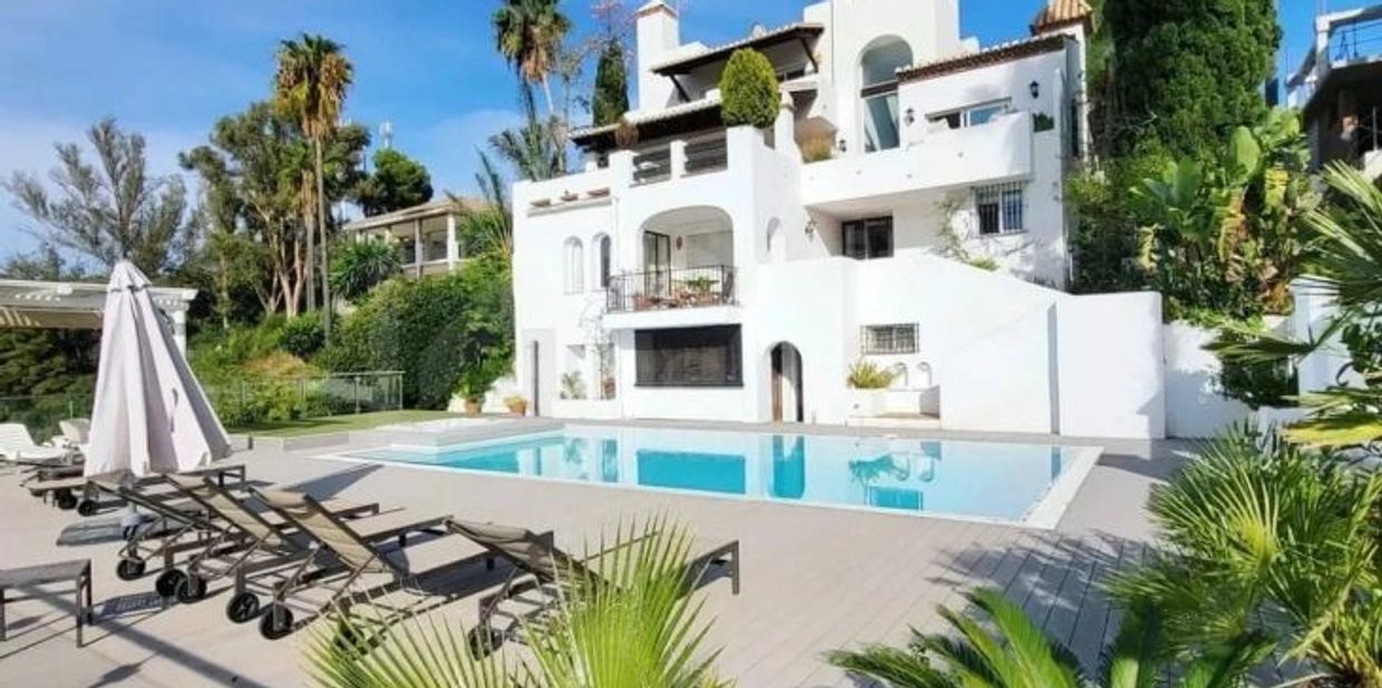 Wonderful Mediterranean-style villa with sea and mountain views in Aloha, Marbella for sale
