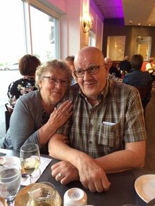 deux personne qui s’aime dans un restaurant