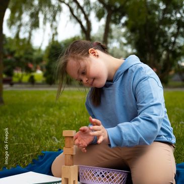 Enfant en apprentissage dans la nature
