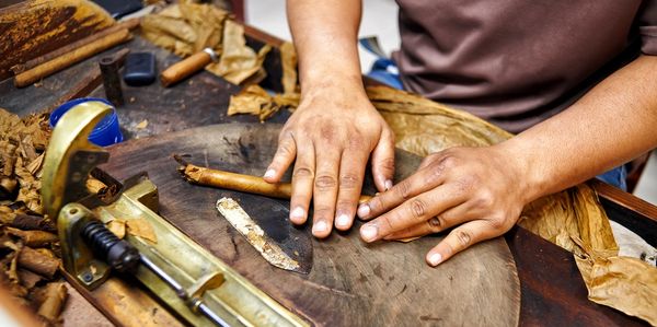 Hand rolling cigar demonstration