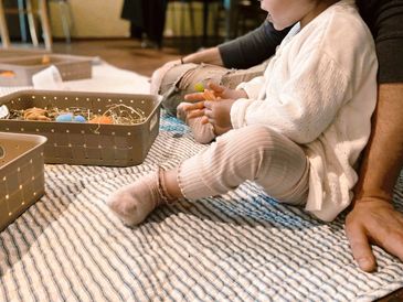 bambina durante laboratorio sensoriale