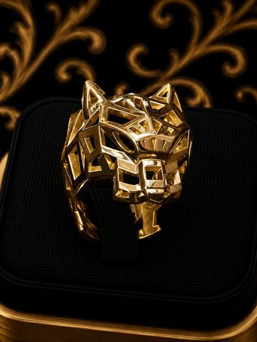 Anel de ouro em forma de cabeça de leão.