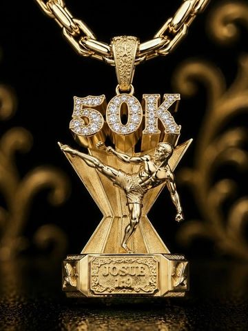 Pingente dourado com número 50K e figura de jogador de futebol.