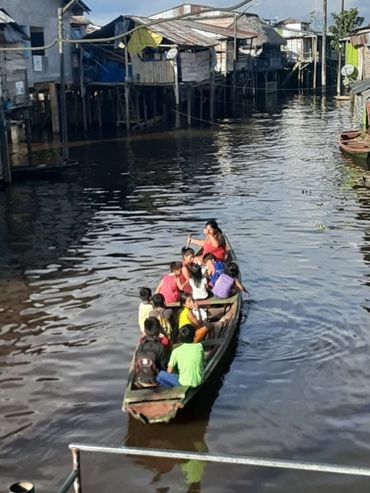 Transportando a los niños para recibir educacion y alimento en Belen ,Iquitos ,Perú.