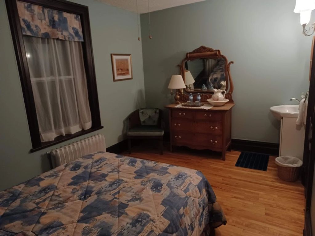 Chambre BLEUE
C'est  la romantique prisée par les amoureux. Meuble centenaire. Accès à la toilette p