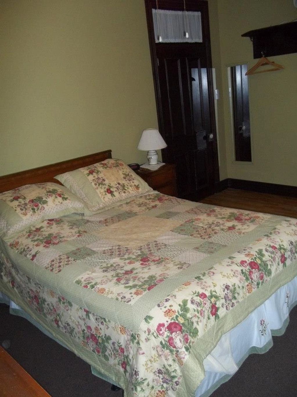 La chambre VERTE
C'est la plus campagnarde. Prisée par les gens seuls de passage ou à long terme.
Ac