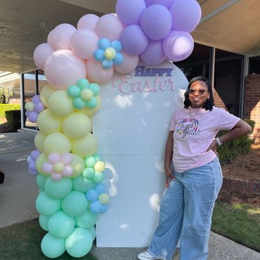 Pastel color balloon in lavender, pink, yellow and green with daisy balloon decor and wooden arch