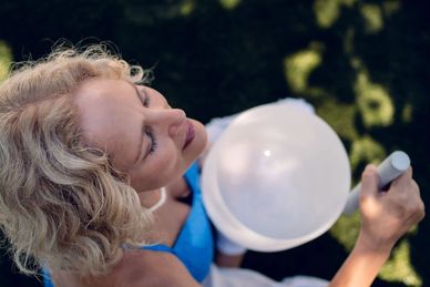 Sound bath, sound therapy, sound bowls. Sound bath in the ozone pool. Vibration therapy with sound.