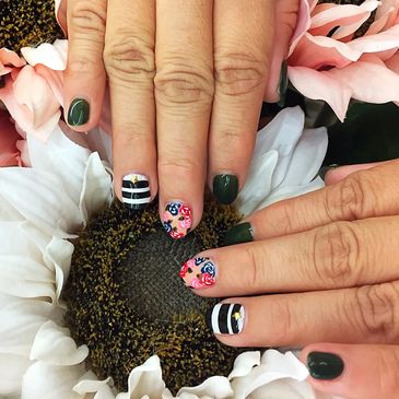 chicago nail artist designed flowers onto natural nails with no chip / gel